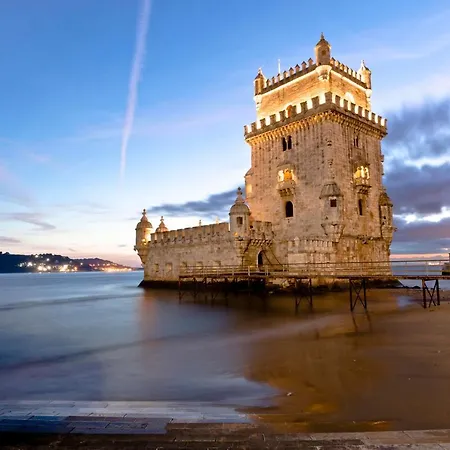 Belem! Charming 2 Bedroom W Terrace, Wifi & Free Street Parking * Lisboa