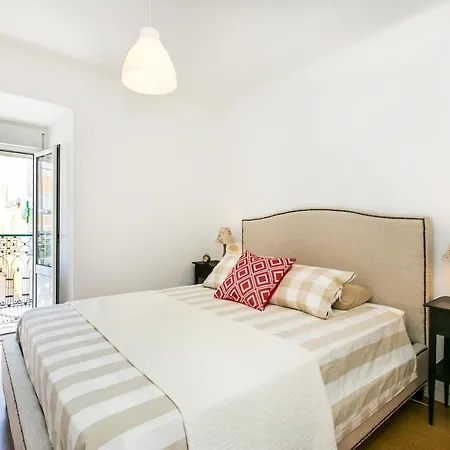 Apartment Belem! Charming 2 Bedroom W Terrace, Wifi & Free Street Parking *