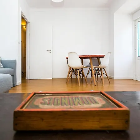 Belem! Charming 2 Bedroom W Terrace, Wifi & Free Street Parking Apartment *