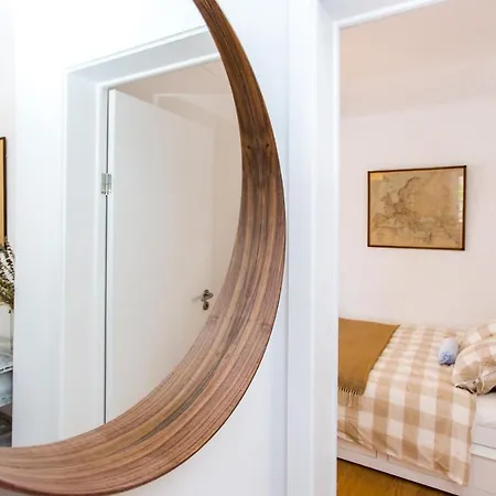 Belem! Charming 2 Bedroom W Terrace, Wifi & Free Street Parking Apartment *