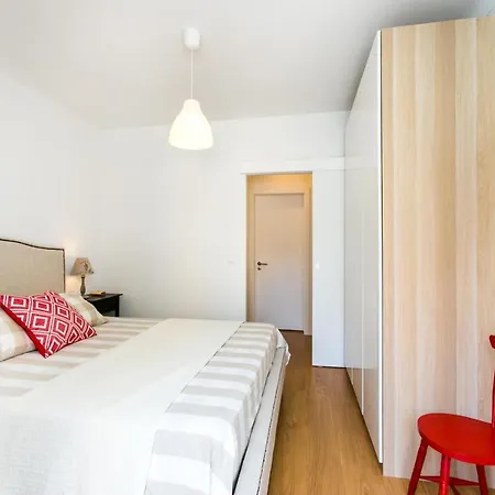 Apartment Belem! Charming 2 Bedroom W Terrace, Wifi & Free Street Parking