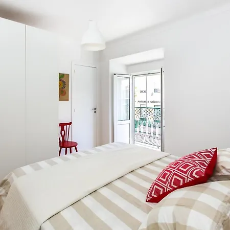 Belem! Charming 2 Bedroom W Terrace, Wifi & Free Street Parking Lisbon