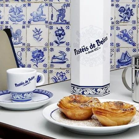 Apartment Belem! Charming 2 Bedroom W Terrace, Wifi & Free Street Parking *