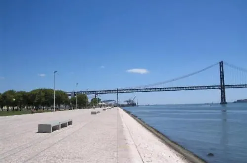Apartment Belem! Charming 2 Bedroom W Terrace, Wifi & Free Street Parking Lissabon