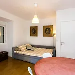 Belem! Charming 2 Bedroom W Terrace, Wifi & Free Street Parking 리스본