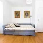Belem! Charming 2 Bedroom W Terrace, Wifi & Free Street Parking 리스본