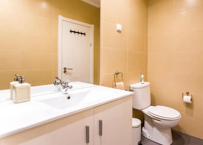 Belem! Charming 2 Bedroom W Terrace, Wifi & Free Street Parking * リスボン