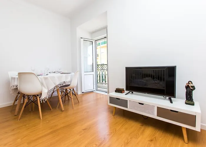 Belem! Charming 2 Bedroom W Terrace, Wifi & Free Street Parking