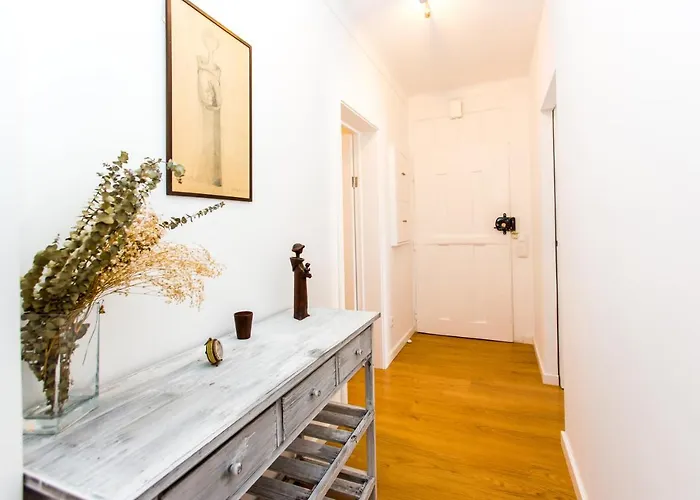 Belem! Charming 2 Bedroom W Terrace, Wifi & Free Street Parking