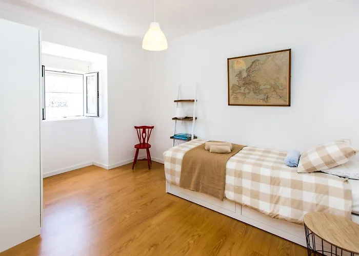 Belem! Charming 2 Bedroom W Terrace, Wifi & Free Street Parking