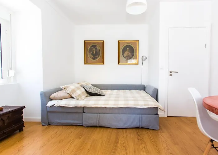Belem! Charming 2 Bedroom W Terrace, Wifi & Free Street Parking リスボン