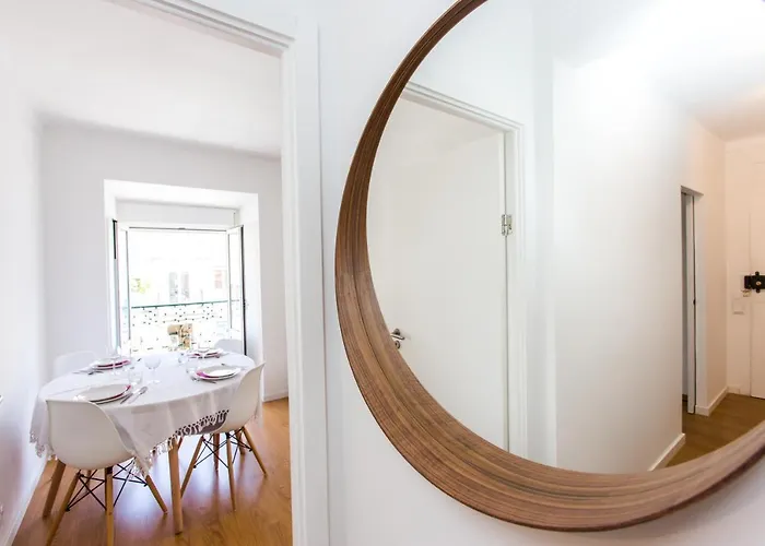 Belem! Charming 2 Bedroom W Terrace, Wifi & Free Street Parking * リスボン