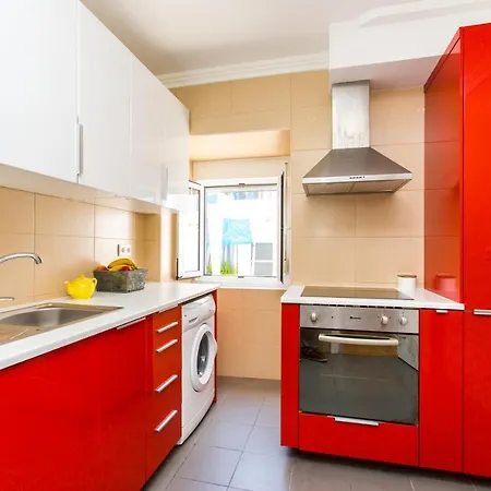 Belem! Charming 2 Bedroom W Terrace, Wifi & Free Street Parking شقة *