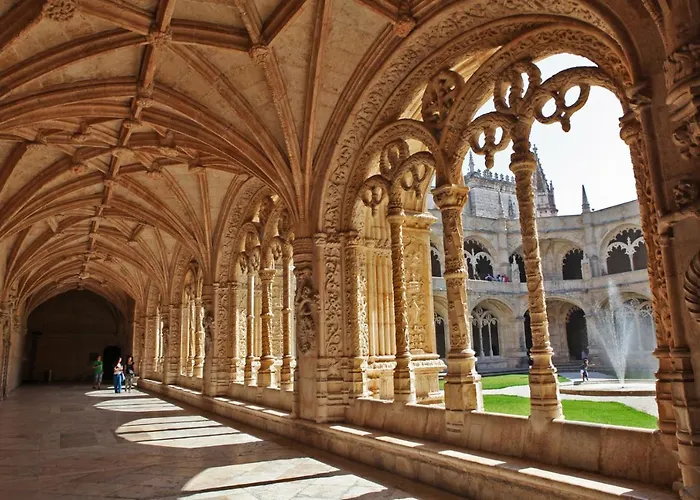 Belem! Charming 2 Bedroom W Terrace, Wifi & Free Street Parking * Lisboa