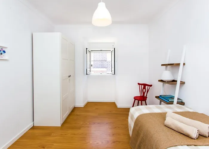 Belem! Charming 2 Bedroom W Terrace, Wifi & Free Street Parking