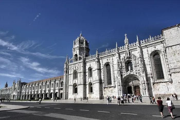 Belem! Charming 2 Bedroom W Terrace, Wifi & Free Street Parking Lisboa